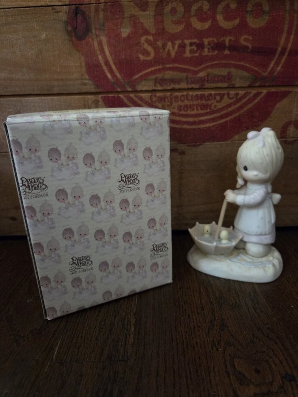 Vtg 1982 Precious Moments Figurine E-9273 Let Love Reign Retired